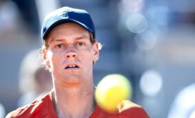 Jannik Sinner Faces Carlos Alcaraz in Thrilling US Open Final